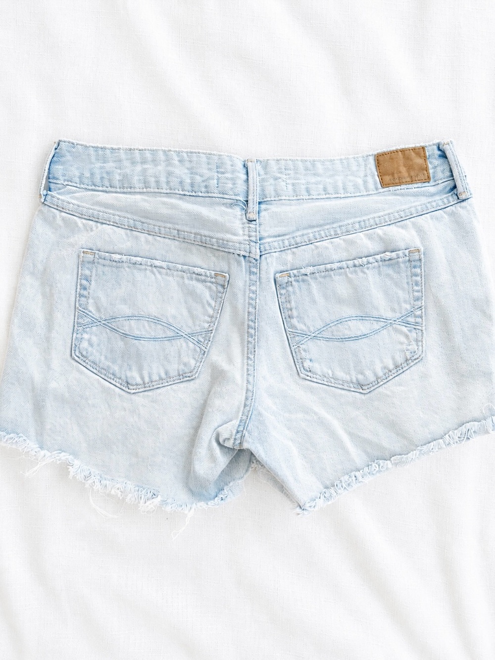2000s Abercrombie & Fitch Low Rise Distressed Denim Shorts | Size 6 / W28 Y2K - Picture 5 of 6